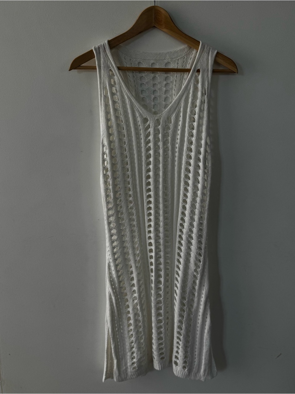 White knit cover up 
Very good Preowned condition
Midi length